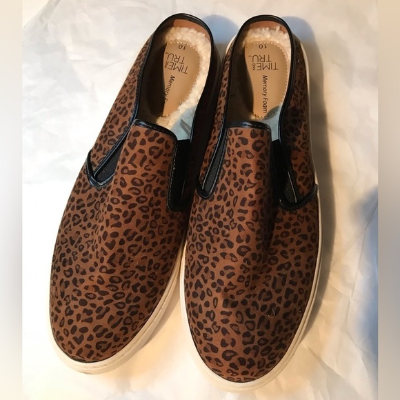 TIME AND TRU SIZE 10 LEOPARD SLIPPERS EUC - Picture 1 of 3